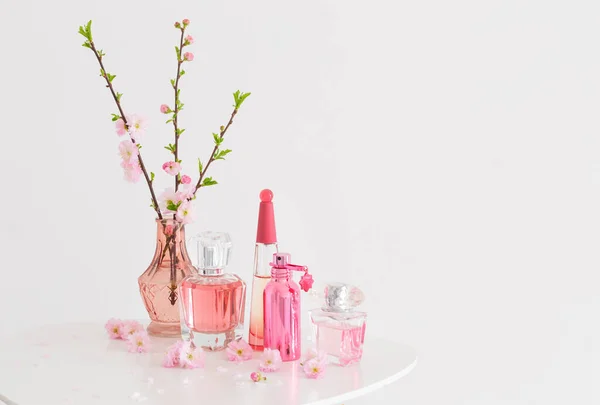 Ramos Amêndoas Florescentes Vaso Perfumes Sobre Fundo Branco — Fotografia de Stock