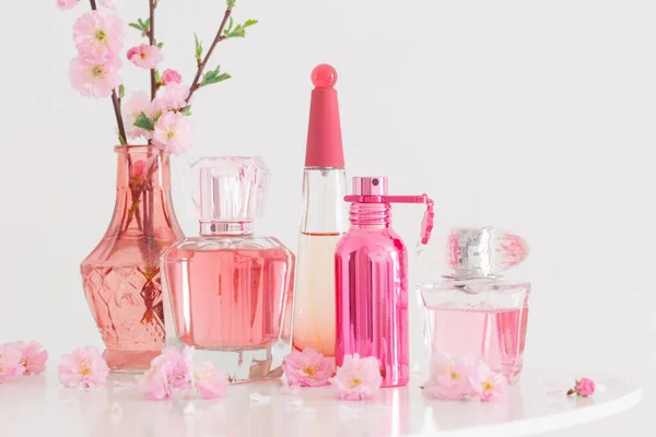 Ramos Amêndoas Florescentes Vaso Perfumes Sobre Fundo Branco — Fotografia de Stock