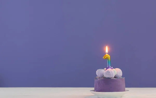 Фиолетовый Праздничный Торт Горящими Свечами Фиолетовом Фоне — стоковое фото