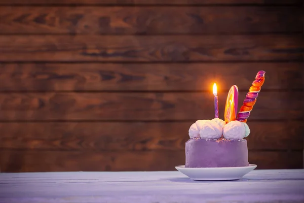Paarse Verjaardagstaart Met Brandende Kaarsen Donkere Houten Achtergrond — Stockfoto