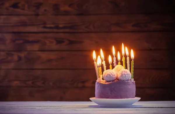 Fioletowy Tort Urodzinowy Palącymi Się Świecami Ciemnym Drewnianym Tle — Zdjęcie stockowe