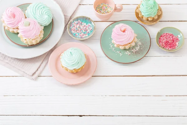 Cupcakes Plates White Wooden Background — Stock Photo, Image