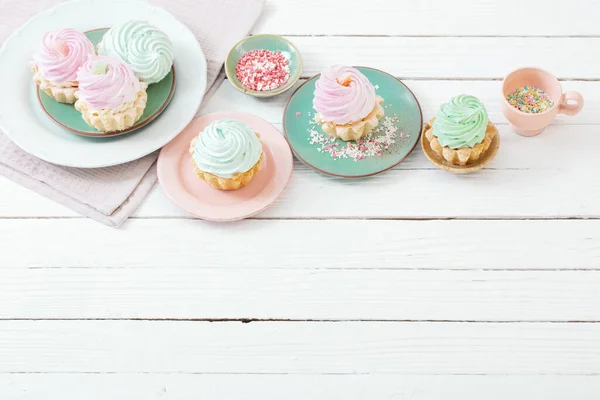 Cupcakes Auf Tellern Auf Weißem Holzgrund — Stockfoto