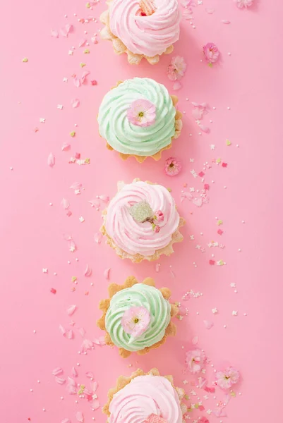Cupcakes Color Rosa Verde Con Flores Primavera Sobre Fondo Rosa — Foto de Stock