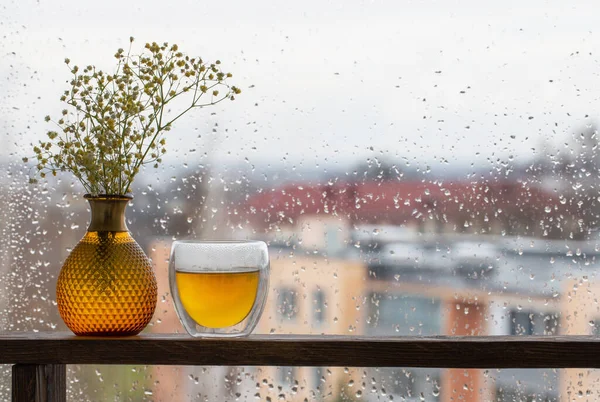 Гарячий Чай Термосклі Фоновому Вікні Краплями Дощу — стокове фото