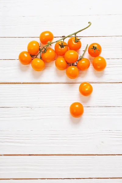 Oranžová Rajčata Třešeň Bílém Dřevěném Pozadí — Stock fotografie