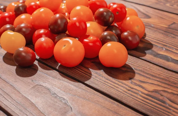 Verschiedene Tomaten Auf Dunklem Holztisch — Stockfoto