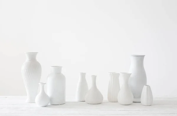 Vases Blancs Céramique Sur Fond Blanc — Photo