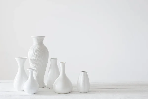 Vases Blancs Céramique Sur Fond Blanc — Photo
