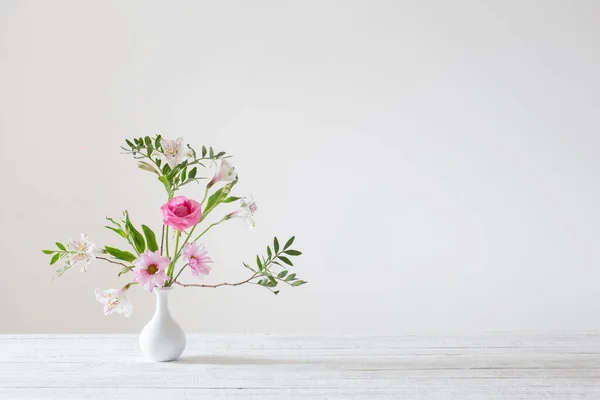 粉红色和白色的花朵 在白色背景上的花瓶 — 图库照片