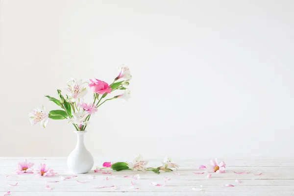 Růžové Bílé Květy Váze Bílém Pozadí — Stock fotografie