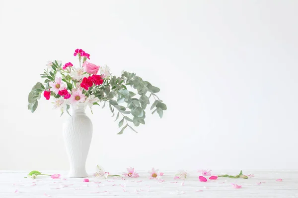 粉红色和白色的花朵 在白色背景上的花瓶 — 图库照片