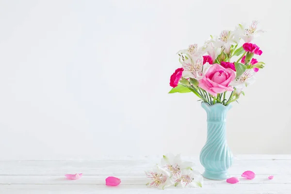 Rosa Och Vita Blommor Blå Vas Vit Bakgrund — Stockfoto