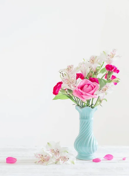 Růžové Bílé Květy Modré Váze Bílém Pozadí — Stock fotografie