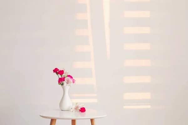 Flores Vaso Branco Sobre Fundo Branco Luz Sol — Fotografia de Stock