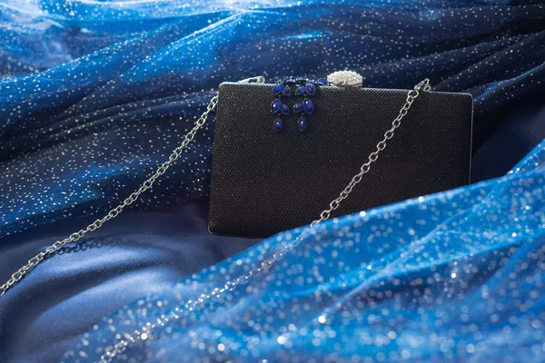 Embrayage Noir Avec Bijoux Sur Fond Tissu Bleu — Photo