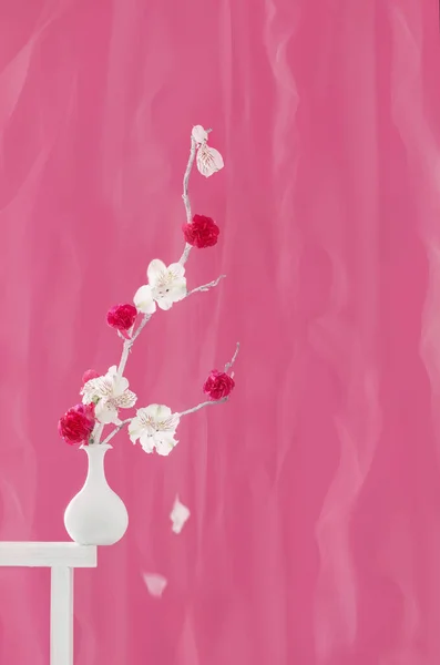 Insolito Bouquet Vaso Bianco Ripiano Bianco Sfondo Rosa — Foto Stock