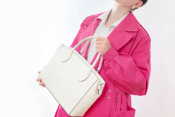 Frau Rosa Trenchcoat Mit Weißer Handtasche — Stockfoto