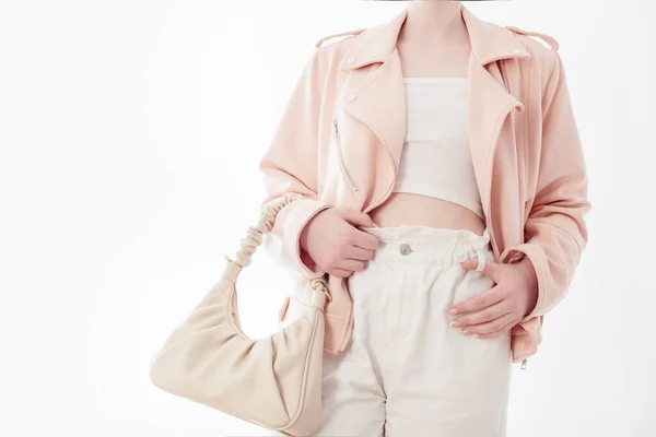 Молода Жінка Рожевій Куртці Сумкою Білому Тлі — стокове фото