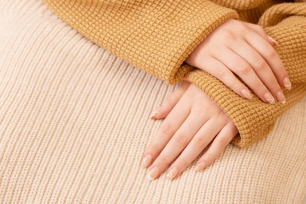 Mãos Mulheres Com Manicure Com Cobertor Malha — Fotografia de Stock