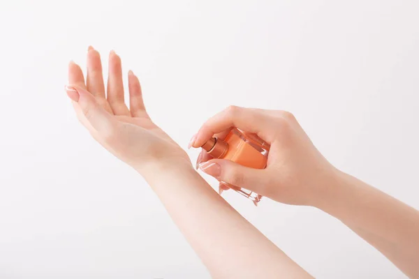 Vrouwelijke Handen Met Parfumflesje Witte Achtergrond — Stockfoto