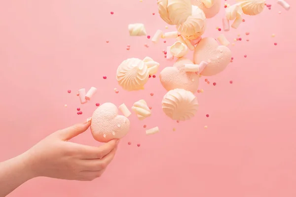 Słodycze Różowym Tle Koncepcja Równowagi Lewitacja Czułość Miłość — Zdjęcie stockowe