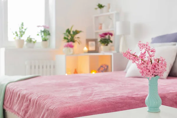 Interior Rosa Branco Quarto Com Flores Primavera — Fotografia de Stock
