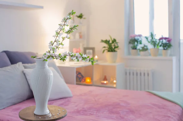 Rosa Blanco Interior Del Dormitorio Con Flores Primavera — Foto de Stock