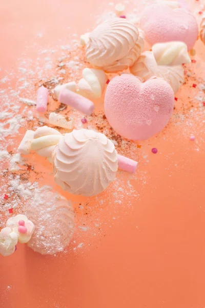 Słodycze Pomarańczowym Tle Koncepcja Równowagi Lewitacja Czułość Miłość — Zdjęcie stockowe