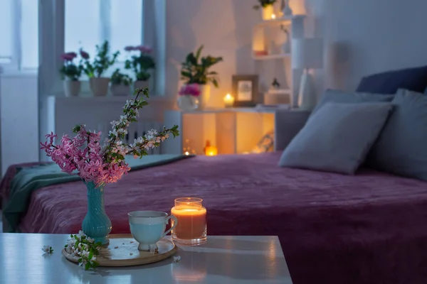 Acogedor Dormitorio Por Noche Con Flores —  Fotos de Stock