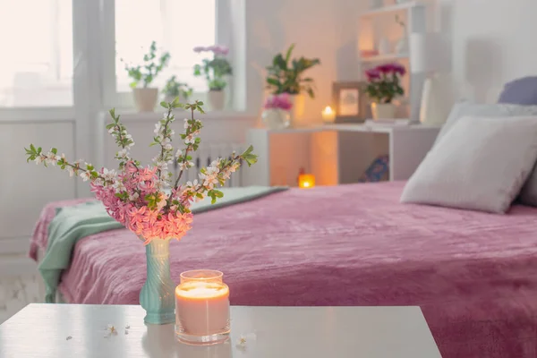 Růžový Bílý Interiér Ložnice Jarními Květy — Stock fotografie