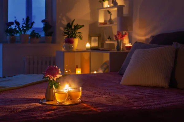 Gemütliches Schlafzimmer Abend Mit Blumen Und Tee — Stockfoto