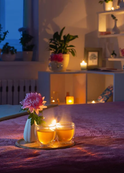Akşam Yatak Odası Çiçek Çayla Dolu — Stok fotoğraf