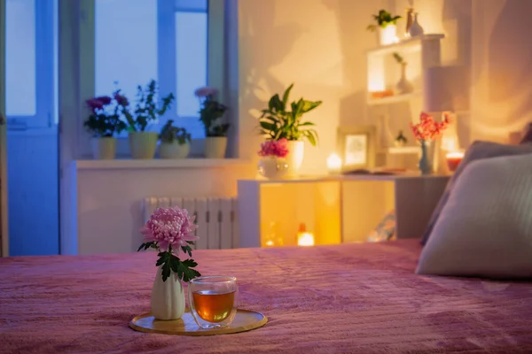 Acogedor Dormitorio Por Noche Con Flores — Foto de Stock