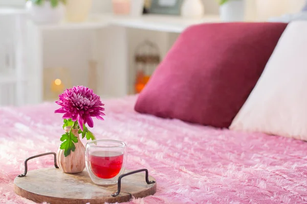 Rött Termoglas Med Blommor Modernt Sovrum — Stockfoto