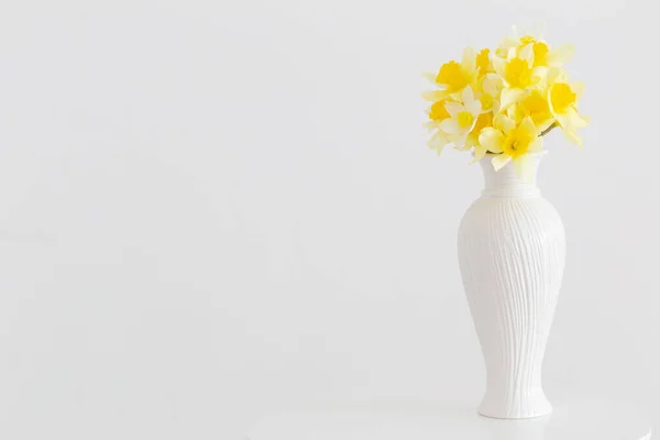 Желтые Весенние Цветы Белой Вазе Белом Фоне — стоковое фото