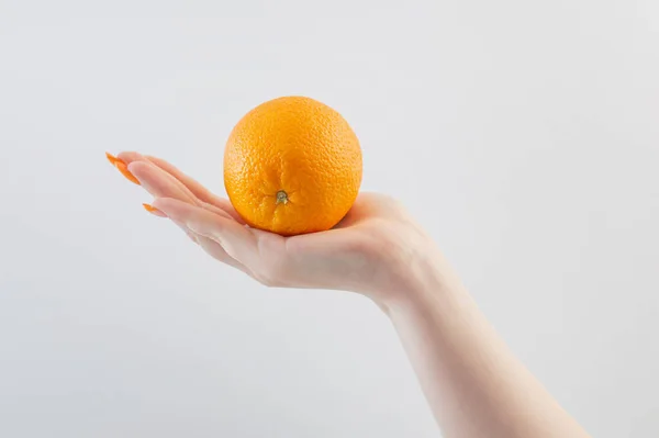 Manos Femeninas Con Naranja Sobre Fondo Blanco —  Fotos de Stock