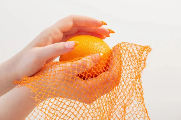 Frauenhand Mit Orangefarbener Und Synthetischer Saitentasche — Stockfoto