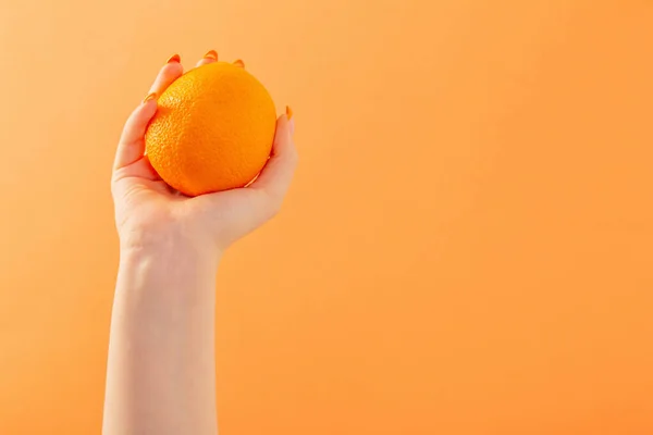 Женская Рука Оранжевым Фоном — стоковое фото