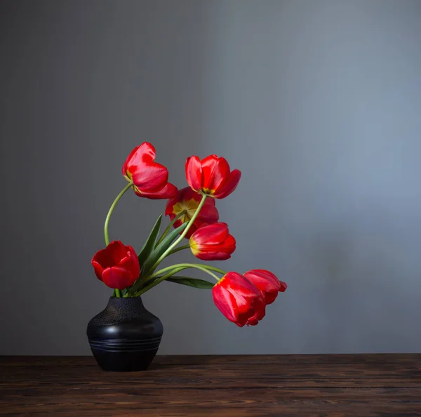 Rote Tulpen Dunkler Keramikvase Auf Holztisch — Stockfoto
