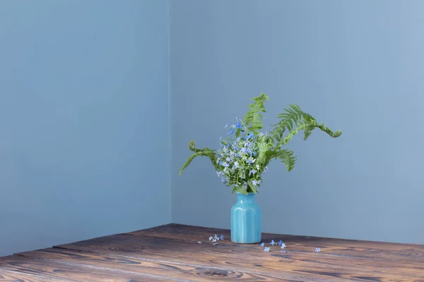 Fleurs Sauvages Dans Vase Sur Fond Bleu Mur — Photo