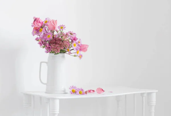 Flores Rosa Jarro Branco Fundo Parede Branca — Fotografia de Stock