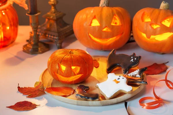 Abóboras Halloween Com Velas Chamas Mesa Branca — Fotografia de Stock