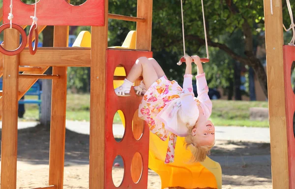 Счастливая Маленькая Девочка Детской Площадке — стоковое фото