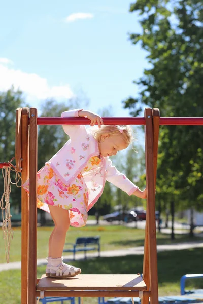 Glückliches Kleines Mädchen Auf Spielplatz — Stockfoto