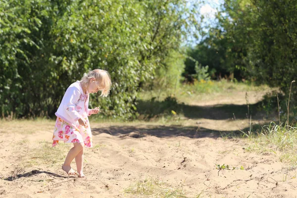 夏の公園で砂の上で遊んでいる小さな美しい女の子 — ストック写真