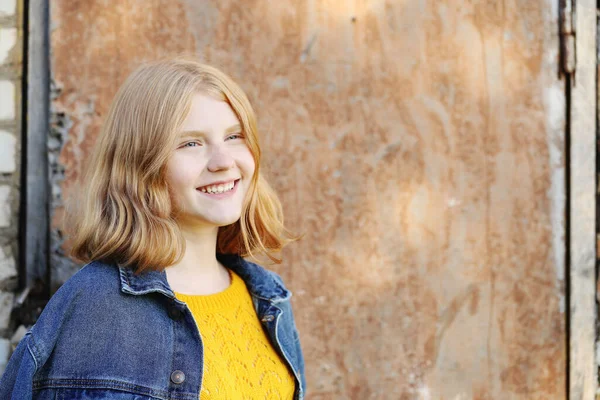 Fiatal Boldog Lány Háttérben Öreg Fal Napfényben — Stock Fotó