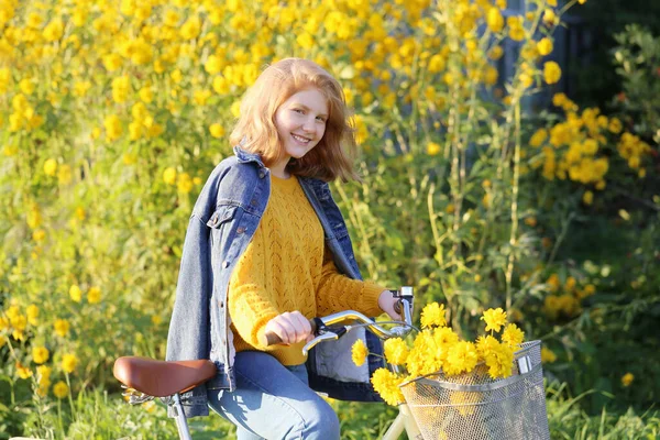 Krásný Šťastný Dospívající Dívka Kole Slunné Zahradě — Stock fotografie
