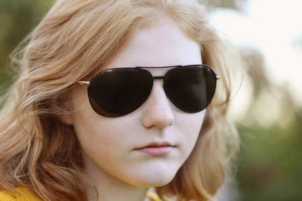 Zbliżenie Portret Nastolatka Dziewczyna Okulary Przeciwsłoneczne — Zdjęcie stockowe