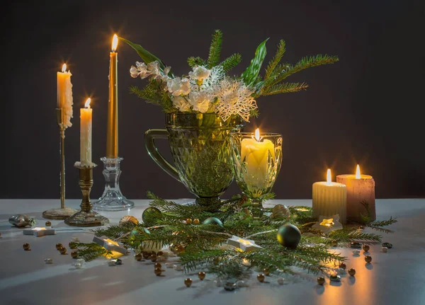 Kerststilleven Met Tak Van Spar Kaarsen Verlichting — Stockfoto